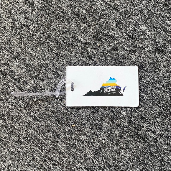 NEW - set of 2 Roanoke College Luggage tags - Heavy Duty w/Flexible vinyl loop - Picture 1 of 2